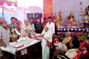 দিনাজপুরের কাউগা মোড়ে রাজাপুকুরে মহাষ্টমীতে প্রবীণ দুস্থদের মাঝে খাদ্য ও বস্ত্র বিতরণ