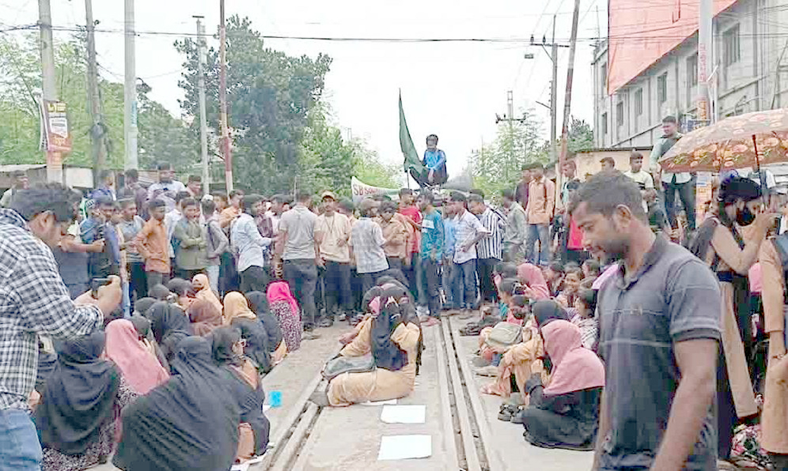 সাত দফা দাবিতে দিনাজপুর পলিটেকনিক ইনস্টিটিউটের শিক্ষার্থীদের রেলপথ ও সড়ক অবরোধ