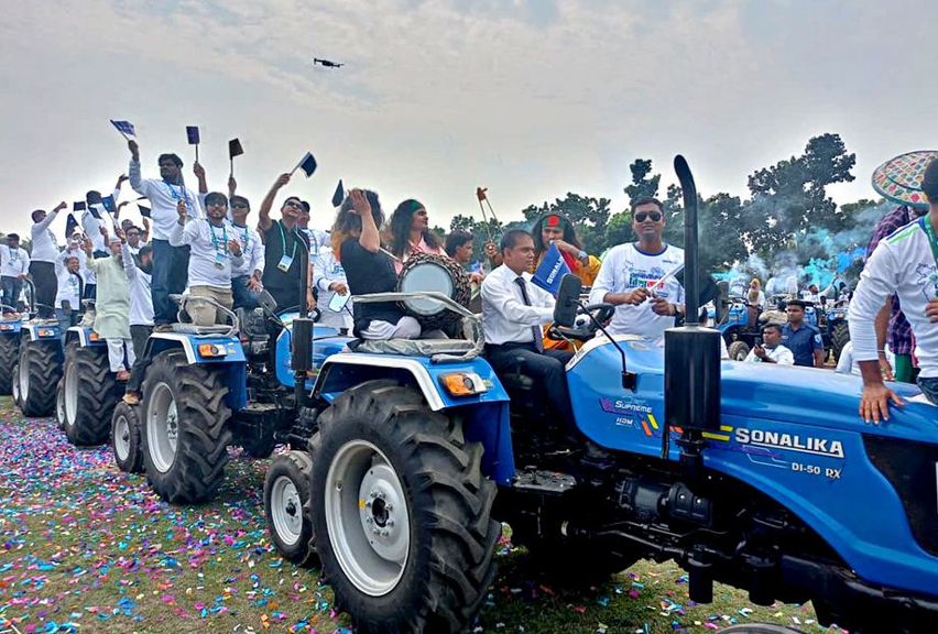 দিনাজপুরে বাংলাদেশের কৃষির ইতিহাসে নতুন মাইলফলক ৩৫০ ট্রাক্টর হস্তান্তর করে গিনেস ওয়ার্ল্ড রেকর্ডসের পথে এসিআই মটরস