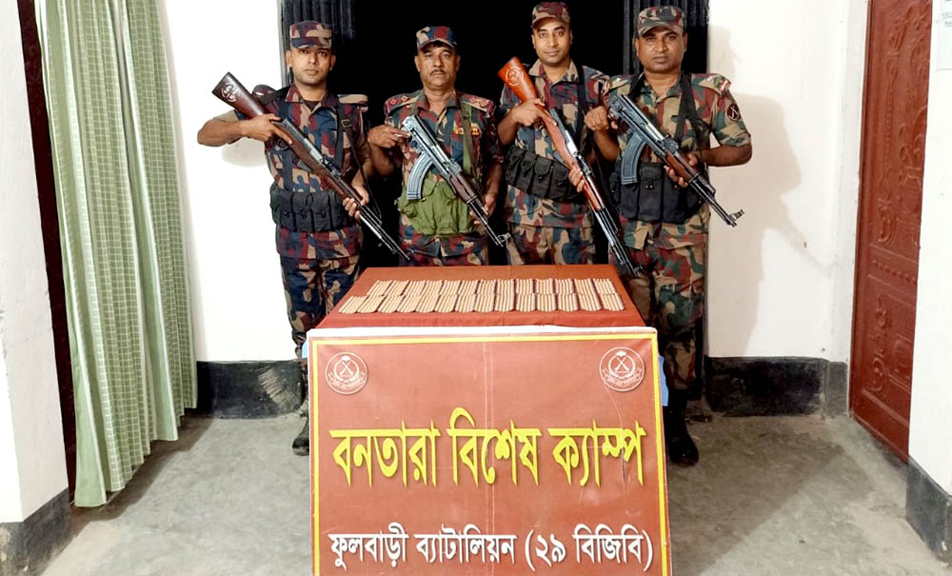 দিনাজপুর সীমান্তে বিজিবি’র অভিযানে বিপুল পরিমাণ মাদক উদ্ধার