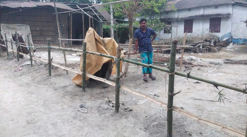 পাঁচবিবিতে শত্রুতায় বেড়া দিয়ে রাস্তা বন্ধ