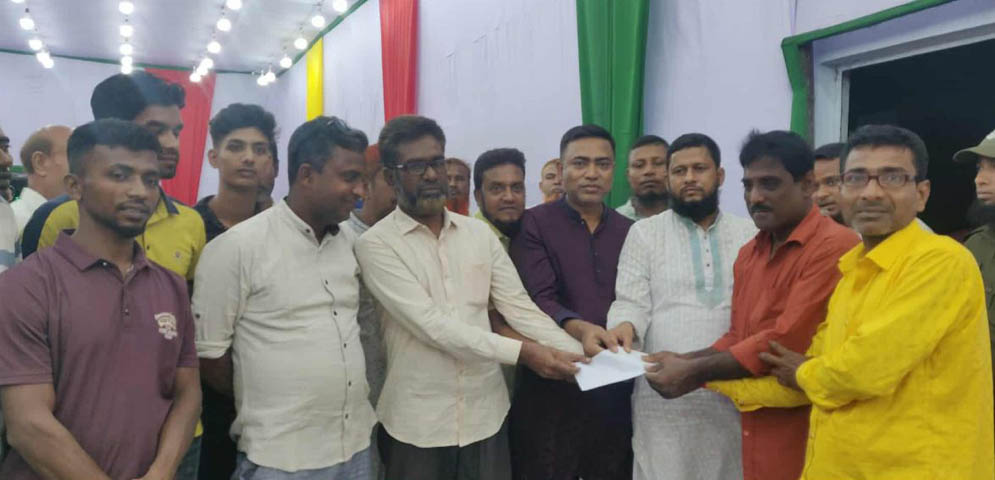 হিলিতে পূজা মণ্ডপ পরিদর্শন করেন পৌর বিএনপির