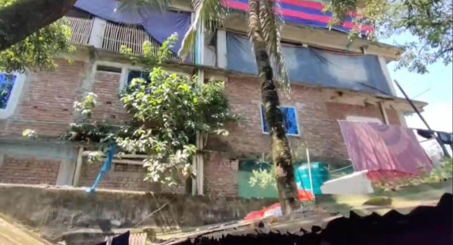 হিলির আবাসিক এলাকায় ৪ তলা ভবনে মুরগির খামার, স্বাস্থ্য ঝুঁকিতে প্রতিবেশীরা