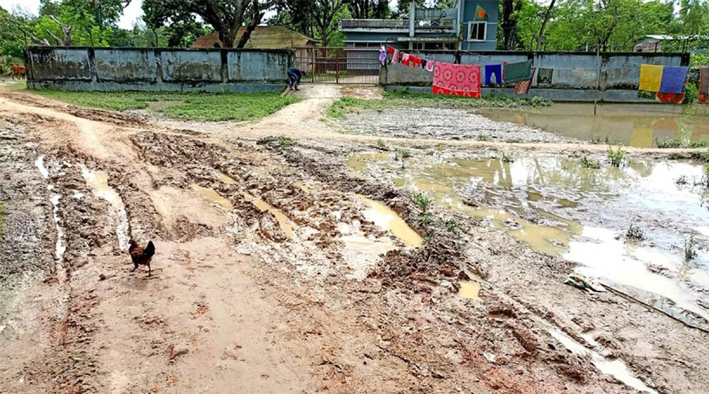 ফুলবাড়ীতে মাত্র ২০০ মিটার কাঁচা রাস্তার কারণে শিক্ষাপ্রতিষ্ঠানসহ ছয় প্রতিষ্ঠানে যাতায়াতে জনদুর্ভোগ