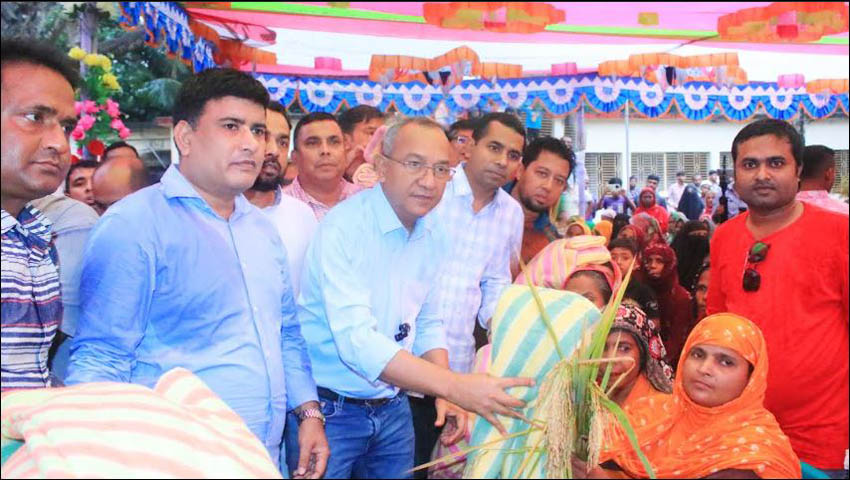 যুবদলের প্রতিষ্ঠাবার্ষিকীতে তারেক রহমানের মহানুভবতা :  বগুড়ায় প্যারালাইসিসে আক্রান্ত ব্যক্তি পেলেন দোকান, প্রতিবন্ধী নারী পেলেন ঘর