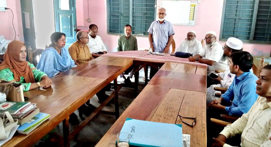 জাতীয় প্রেসক্লাব সম্মুখে আন্দোলনরত শিক্ষকদের ওপর প্রতিবাদে দিনাজপুরে শিক্ষক-কর্মচারীদের কর্মবিরতি