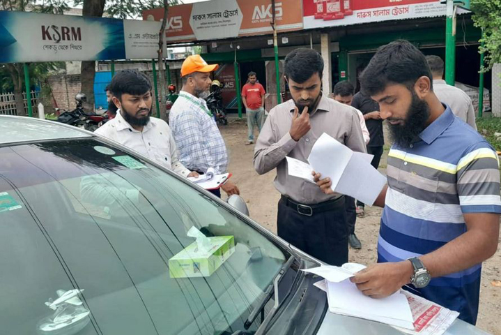 দিনাজপুরে নিয়মনীতি লঙ্ঘনকারী যানবাহনের বিরুদ্ধে অভিযান, ২২ টি মামলা ও সাড়ে ১৩ হাজার টাকা জরিমানা আদায়