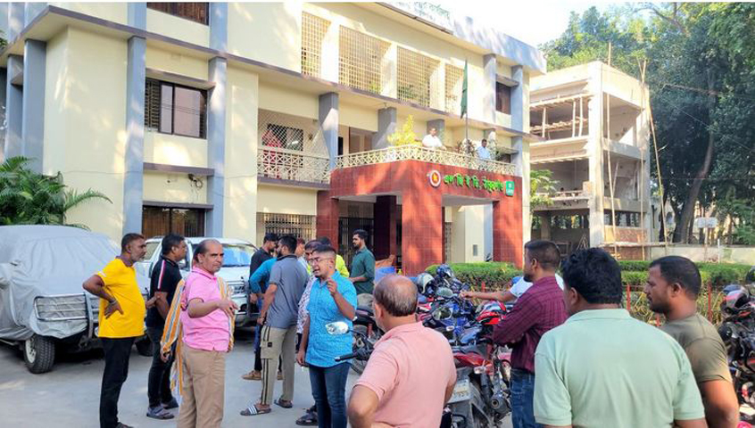 ঠিকাদারদের তোপের মুখে পালালেন ঠাকুরগাঁও এলজিইডির নির্বাহী প্রকৌশলী
