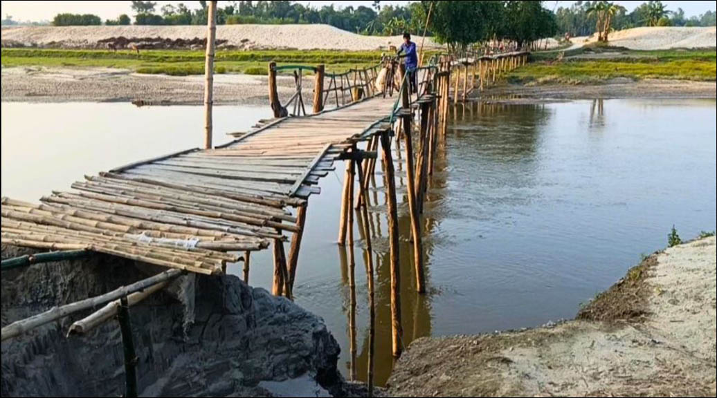 নীলফামারীতে ১৫ হাজার মানুষের একমাত্র ভরসা ঝুঁকিপূর্ণ কাঠের সাঁকো