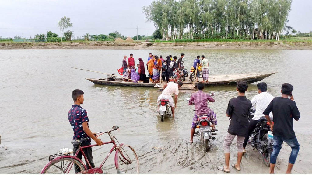 পলাশবাড়ী ও ঘোড়াঘাটের ৪০ গ্রামের কয়েক হাজার মানুষের ভরসা নৌকা