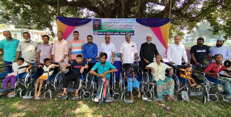 বীরগঞ্জে আজমল হক ফাউন্ডেশনের উদ্যোগে হুইল চেয়ার বিতরণ