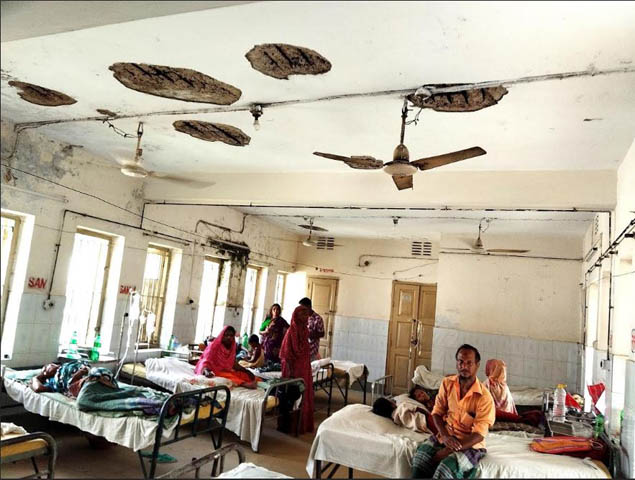 বীরগঞ্জ উপজেলা স্বাস্থ্য কমপ্লেক্স: চিকিৎসার চেয়ে ছাদ ধসের ভয় বড়