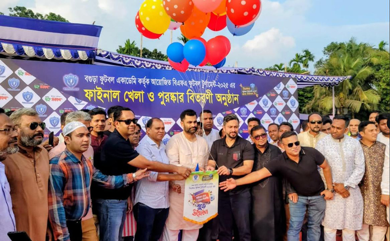 বগুড়ায় ফুটবল খেলার পুরস্কার তুলে দিলেন তামিম ইকবাল -বললেন বগুড়াতে ইন্টারন্যাশনাল ক্রিকেট আগের মত আবার ফিরবে