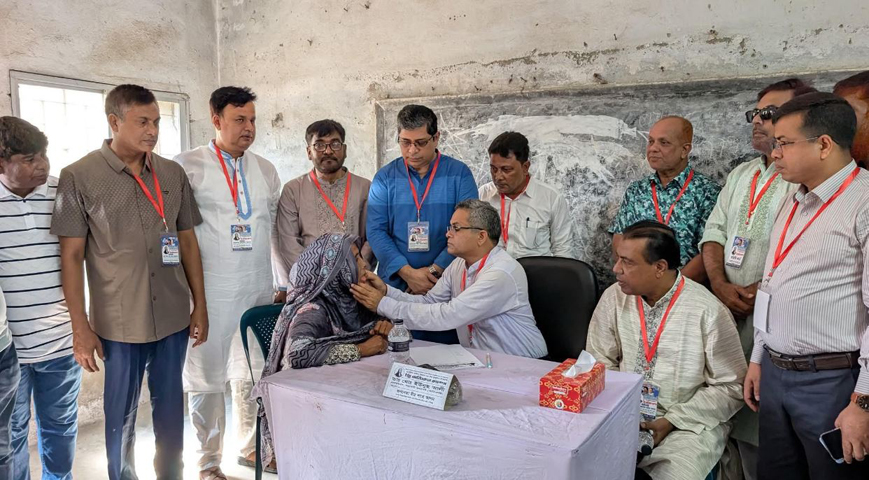 মোকামতলায় বিনামূল্যে চিকিৎসাসেবা পেলো দু'হাজার নারী-পুরুষ ও শিশু