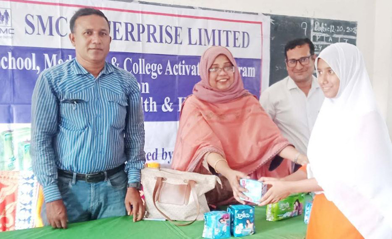 চিরিরবন্দরে শিক্ষার্থীদের বিনামুল্যে জয়া স্যানেটারী ন্যাপকীন বিতরণ
