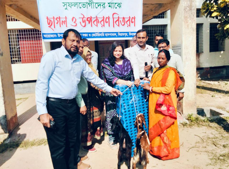 বিরামপুরে ক্ষুদ্র নৃ-গোষ্ঠি পরিবারের মাঝে ছাগল বিতরণ