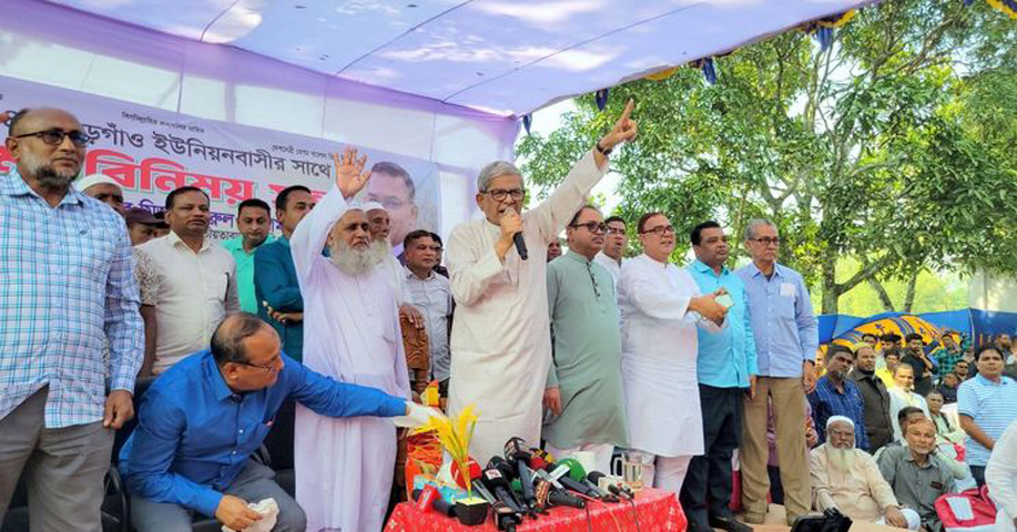 হাসিনা দিল্লিতে বসে হরতাল ঘোষণা করছে আর দলের ছেলেদের দিয়ে দেশে জ্বালাও পোড়াও করাচ্ছে--মির্জা ফখরুল ইসলাম