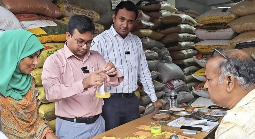 বগুড়ায় মথ ডালে রঙ মিশেয়ে মুগ ডাল ৪ প্রতিষ্ঠানকে লাখ টাকা জরিমানা