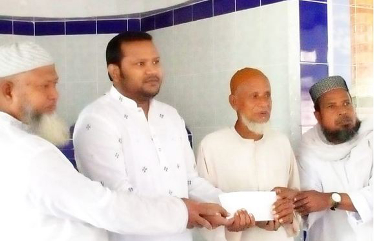 পাঁচবিবিতে মসজিদের উন্নয়নে অর্থ প্রদান