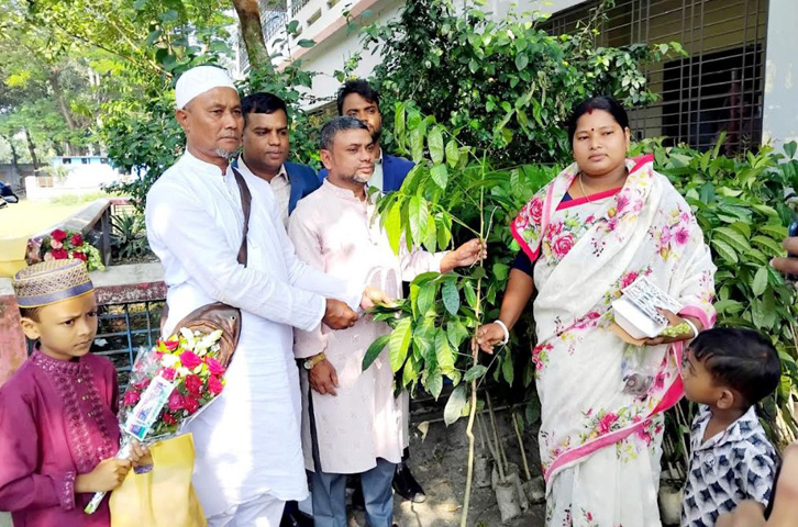 মিঠাপুকুরে প্রত্যাশা ক্রয় বিক্রয় কেন্দ্রের উদ্বোধন ও গাছের চারা বিতরণ