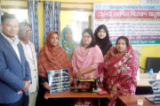 দিনাজপুরে সাধনা মহিলা উন্নয়ন সংস্থার উপকারভোগী নারীদের মাঝে সেলাই মেশিন বিতরণ