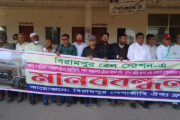 কুড়িগ্রাম ও পঞ্চগড় এক্সপ্রেস টেনের যাত্রা বিরতির দাবিতে বিরামপুর রেলস্টেশনে মানববন্ধন