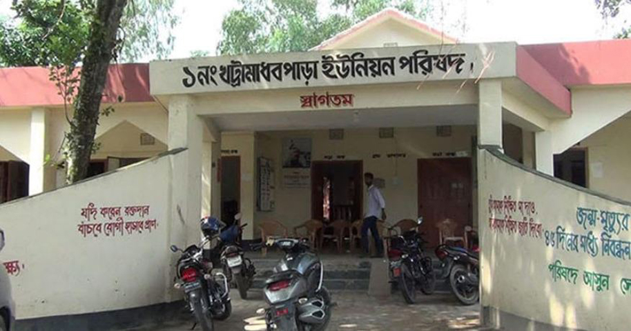 হিলিতে সরকারি ভাতার কার্ড দিতে টাকার সঙ্গে ঘুষ নিলেন রাজহাঁসও