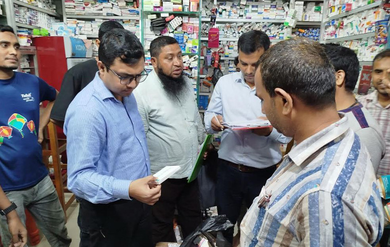 হাকিমপুরে ফার্মেসীতে মেয়াদ উত্তার্ণ ঔষধ 