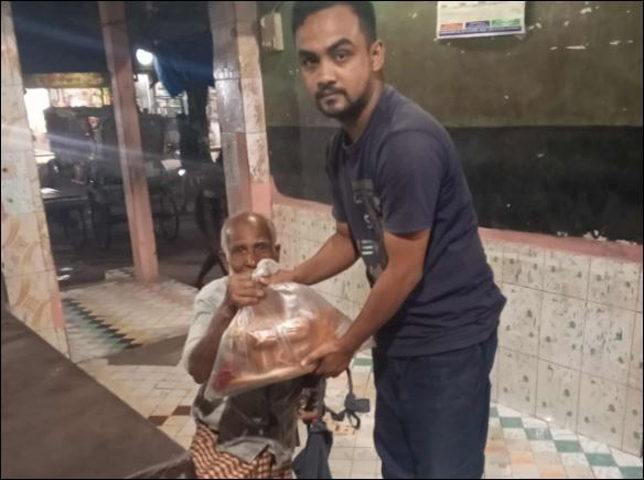 বদরগঞ্জে বকশী বেকারির পক্ষ থেকে অসহায় মানুষের মাঝে খাবার বিতরণ 