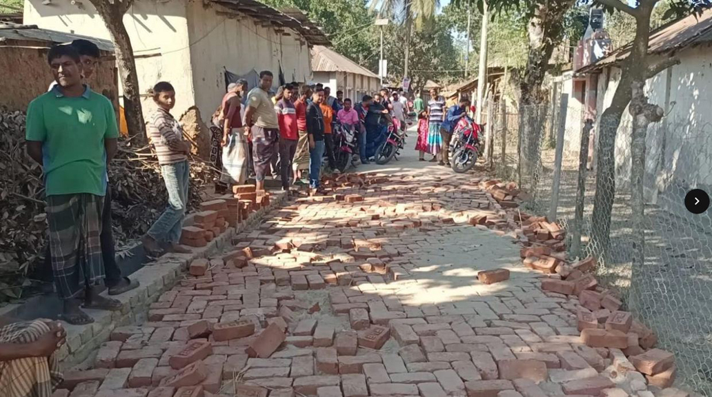 হিলিতে সড়ক নির্মাণে নিম্নমানের ইট, গ্রামবাসীর বাধায় কাজ বন্ধ