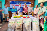 হিলিতে ক্ষুদ্র ও প্রান্তিক পর্যায়ে ১হাজার ৪শ জন কৃষকের মাঝে বিনামুল্যে রাসায়নিক সার ও বীজ বিতরণ