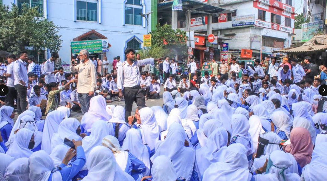 গাবতলীতে পরীক্ষা কেন্দ্র স্থানান্তরের দাবিতে শিক্ষার্থীদের সড়ক অবরোধ