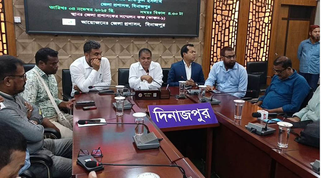 দিনাজপুরে নিরাপদ সড়ক বাস্তবায়ন বিষয়ক সাংবাদিকদের সাথে সভা ও হেলমেট বিতরণ