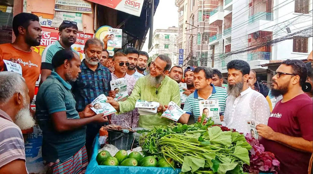 বগুড়ায় তারেক রহমানের পক্ষে ধানের শীষে ভোট চেয়ে লিফলেট বিতরণ