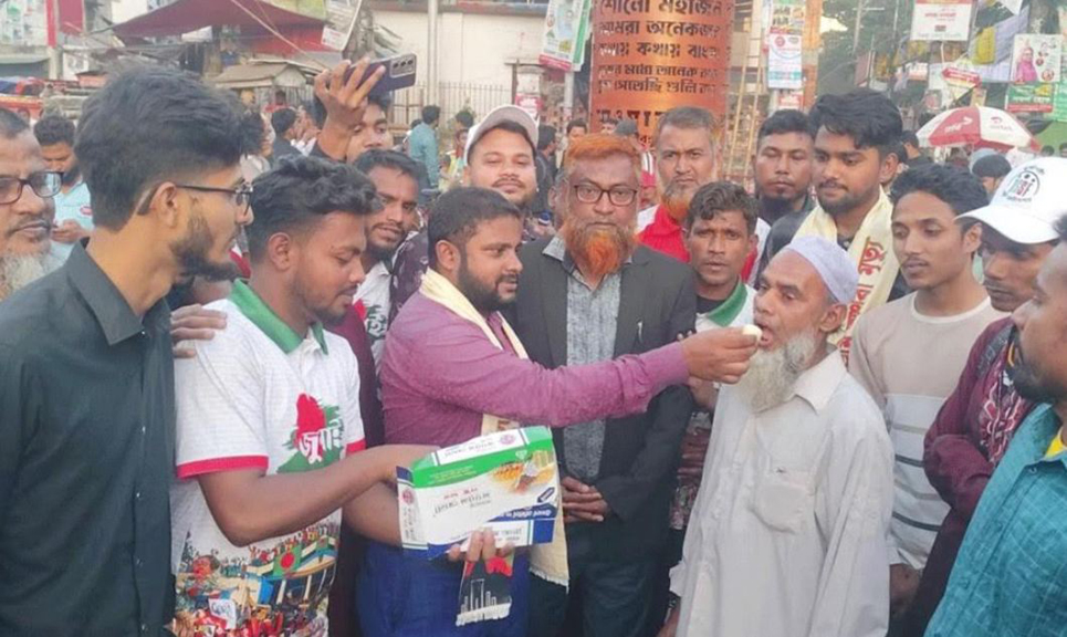 বগুড়ায় রায়ের পর  আ.লীগ অফিসে আগুন, মিষ্টি বিতরণ আনন্দ মিছিল