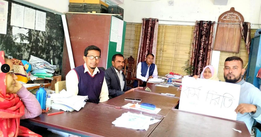 হাকিমপুরে প্রাথমিকের সহকারী শিক্ষকদের আবারও কর্ম বিরতি পালন