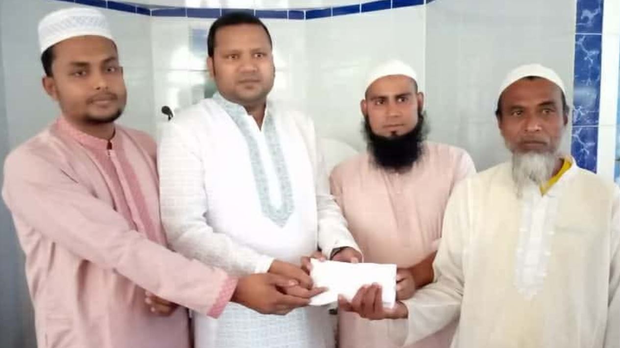 পাঁচবিবিতে মসজিদ উন্নয়নে মেয়র প্রার্থী শামীমের অর্থ প্রদান