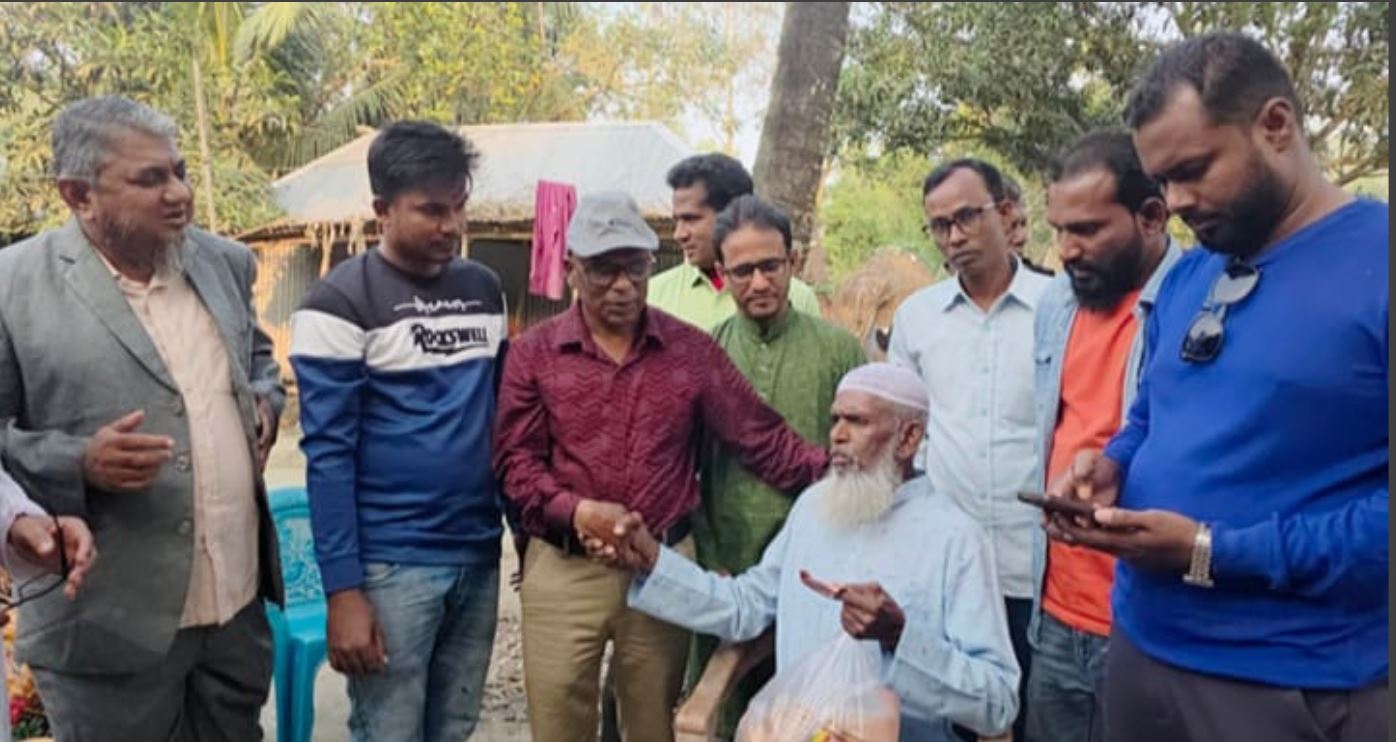 ধুনটে অসুস্থ ব্যবসায়ীর পাশে স্বপ্নপূরণ স্বেচ্ছাসেবী সংগঠন