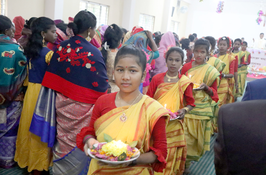ফুলবাড়ীতে ব্যাপক উৎসাহ উদ্দীপনায় বড়দিন পালিত, দেশ ও জাতির কল্যাণে গীর্জায় গীর্জায় প্রার্থনা