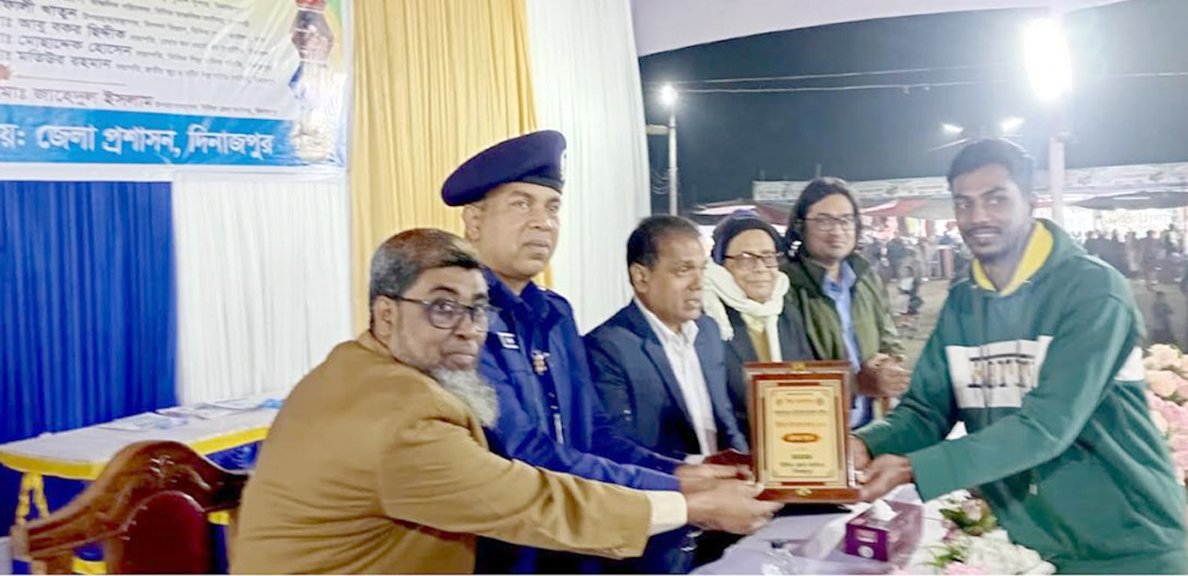 আপনাদের সন্তানকে বলুন চাকরির পেছনে না ঘুরে উদ্যোক্তা হিসেবে নিজেকে গড়ে তুলুক -জেলা প্রশাসক রফিকুল ইসলাম