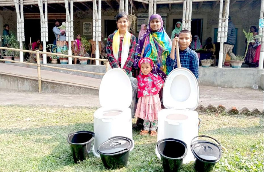 দিনাজপুরে প্রতিবন্ধী দিবস উপলক্ষে যুবদের জন্যে কমোড