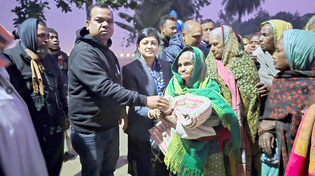 দিনাজপুর সদরের সীমান্তবর্তী এলাকায় আদিবাসী শিং সম্প্রদায় ও অতিদরিদ্র জনগণের মাঝে কম্বল বিতরণ করলেন -ইউএনও তমালিকা পাল