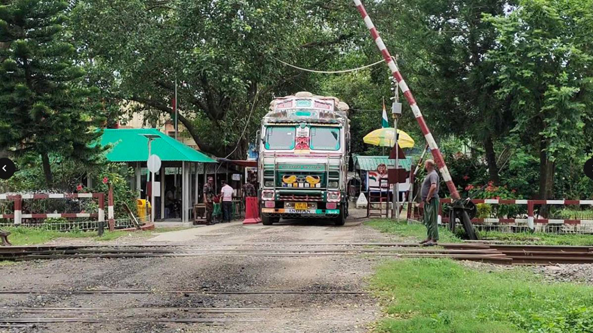 হিলি স্থলবন্দর দিয়ে আমদানি-রপ্তানি শুরু