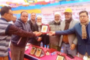 মোহনা টেলিভিশনের সাংবাদিককে জাকসের ক্রেষ্ট প্রদান