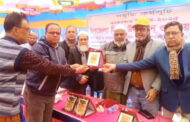 মোহনা টেলিভিশনের সাংবাদিককে জাকসের ক্রেষ্ট প্রদান
