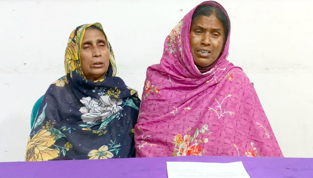 ছোটভাইকে মারপিট ঘটনার প্রতিবাদ ও বিচারের দাবিতে বোনের সংবাদ সম্মেলন