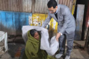 পাঁচবিবিতে শীতার্তদের কম্বল দিলেন ইউএনও