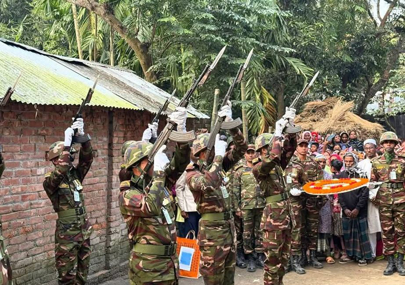 সুদানে সন্ত্রাসী ড্রোন হামলায় শহীদ সেনা সদস্য সবুজ মিয়া পলাশবাড়ীর নিজগ্রামে রাষ্টীয় মর্যাদায় দাফন সম্পন্ন