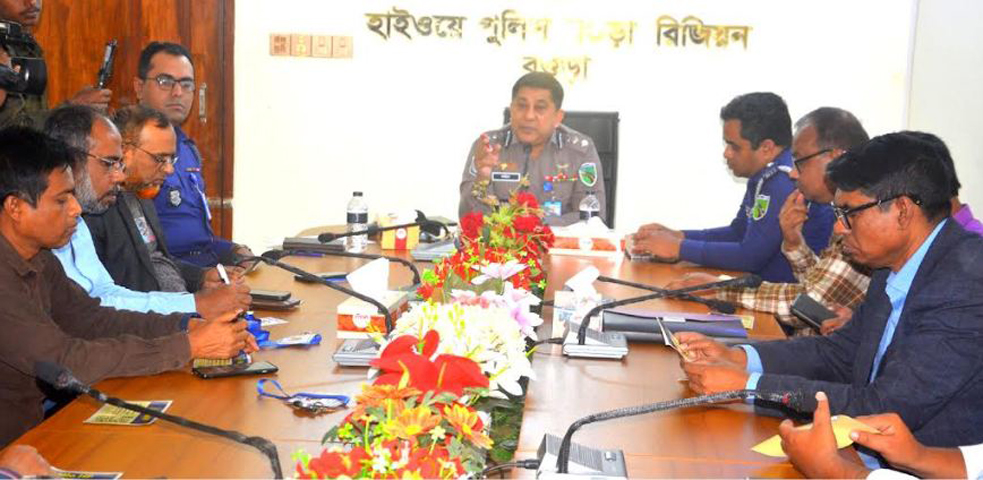 মহাসড়কে চাঁদাবাজি বন্ধে কঠোর অবস্থান হাইওয়ে পুলিশ -বগুড়ায় সাংবাদিকদের সঙ্গে হাইওয়ে পুলিশ সুপার