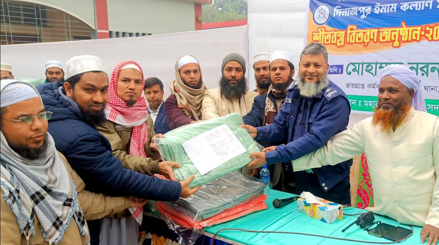 দিনাজপুর পৌরএলাকার ইমামদের মাঝে শীতবস্ত্র বিতরণ